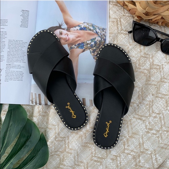 Last Pair🚨Cross Strap Sandals - Picture 2 of 6